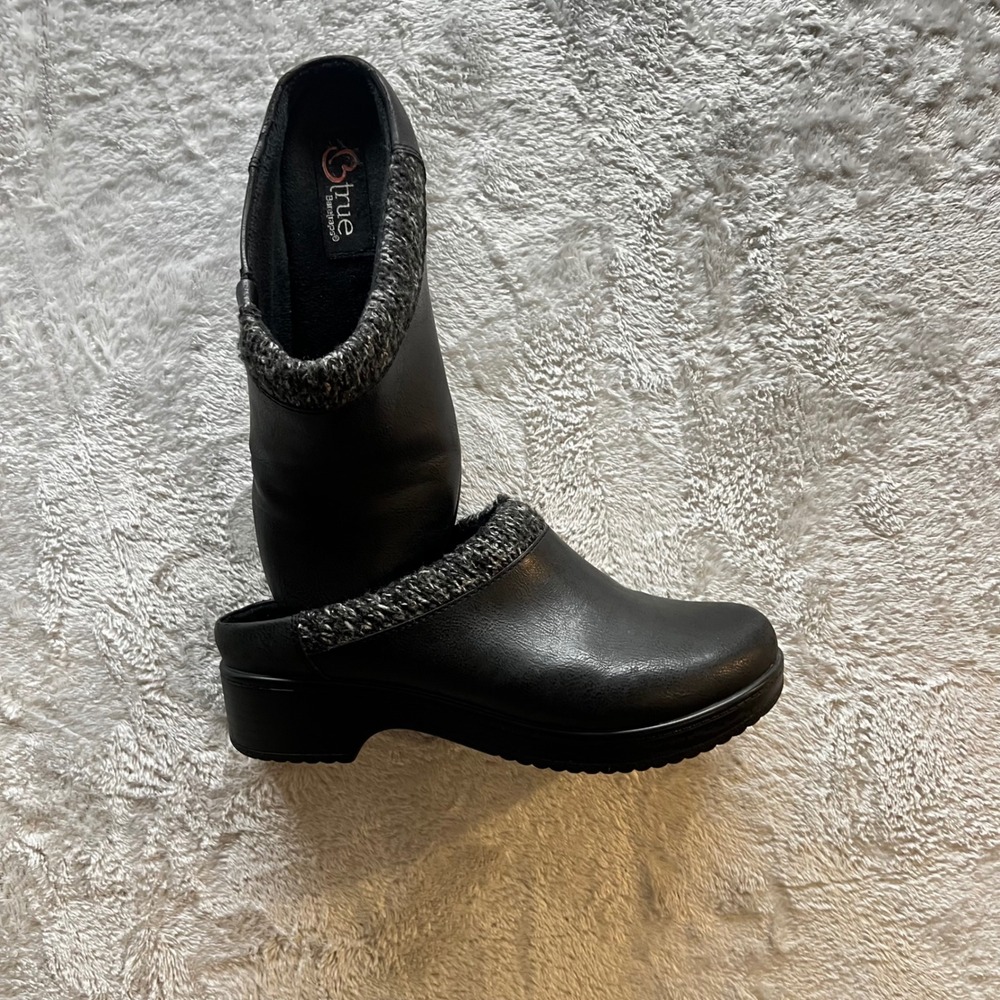 True Footwear Black Clogs Knit Collar Comfort Casual Shoes